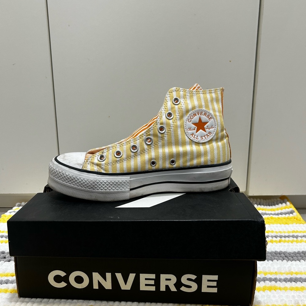 Converse one star sneakers in yellow, orange and white. Have only worn once.